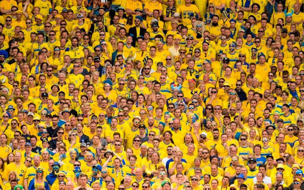 Gula väggen — svenska landslagets supportrar i gula tröjor